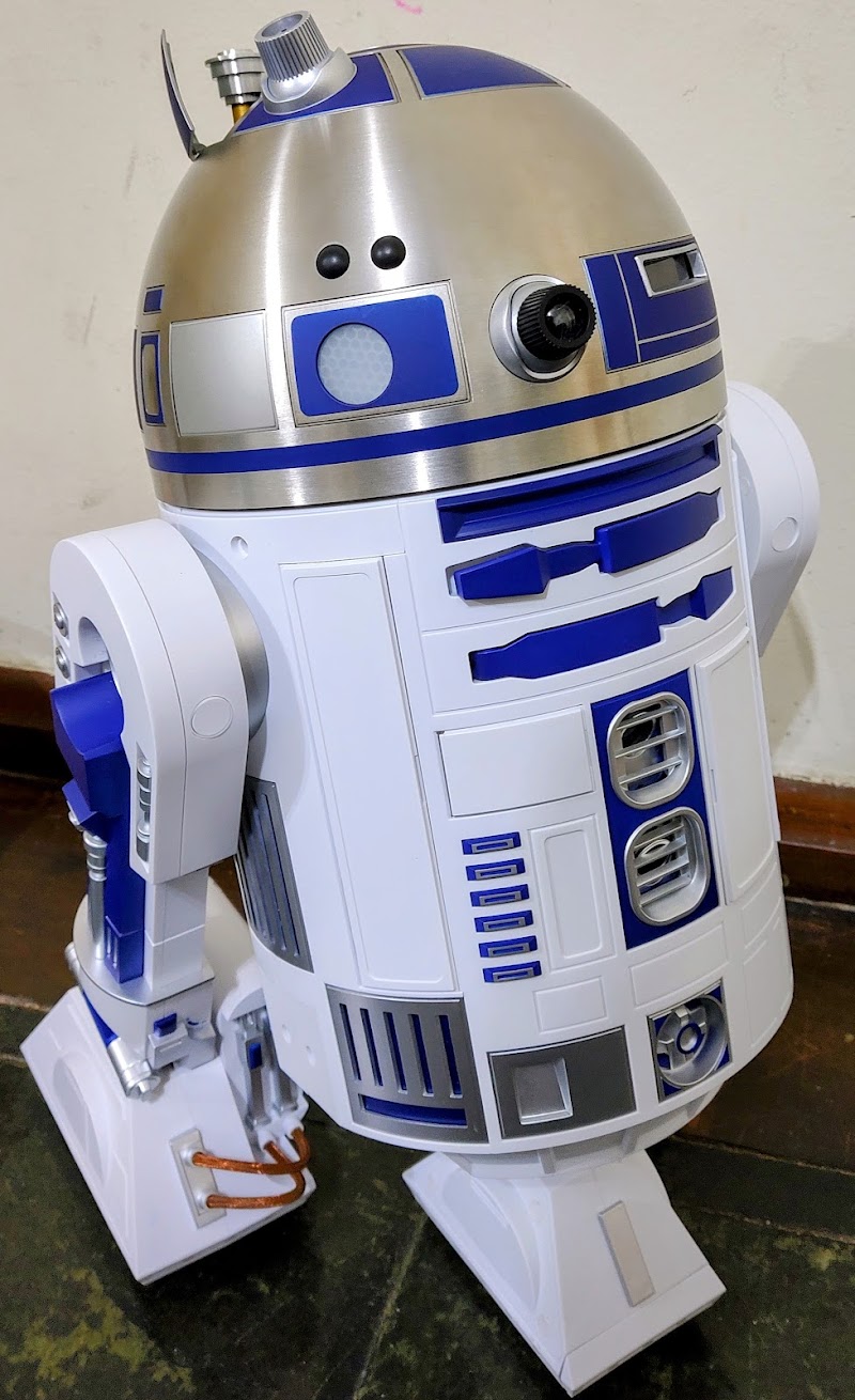 Robô R2-D2 da franquia Star Wars com a montagem finalizada